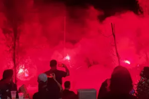 (ΒΙΝΤΕΟ/ΦΩΤΟΣ) Έκαναν τη νύχτα μέρα με πυροτεχνήματα και φωτοβολίδες!