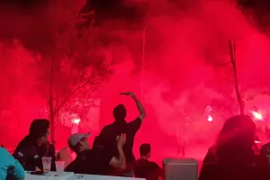 (ΒΙΝΤΕΟ/ΦΩΤΟΣ) Έκαναν τη νύχτα μέρα με πυροτεχνήματα και φωτοβολίδες!
