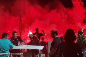 (ΒΙΝΤΕΟ/ΦΩΤΟΣ) Έκαναν τη νύχτα μέρα με πυροτεχνήματα και φωτοβολίδες!