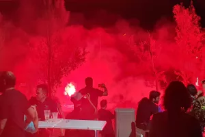(ΒΙΝΤΕΟ/ΦΩΤΟΣ) Έκαναν τη νύχτα μέρα με πυροτεχνήματα και φωτοβολίδες!