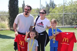 Δίπλα στα κοριτσάκια ο Λάζαρος!