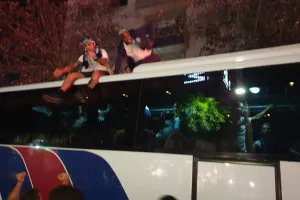 (ΦΩΤΟΣ) Βγήκαν στην οροφή του πούλμαν οι παίκτες! 