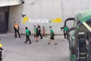 Οι Ομονοιάτες υποδέχθηκαν την αποστολή με συνθήματα (βίντεο/φώτος)