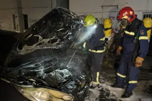 (ΦΩΤΟΣ-ΝΕΟΤΕΡΟ) Τα καμένα αυτοκίνητα οπαδών του ΑΠΟΕΛ κοντά στο Τσίρειο