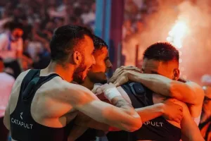 "Περισσότερο από ομάδα!"