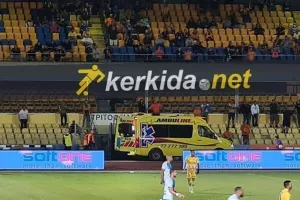 Ασθενοφόρο μπροστά στην Ανατολική 