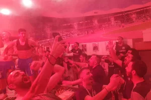 (ΦΩΤΟΣ/ΒΙΝΤΕΟ kerkida) Με πυρσούς και στα... αποδυτήρια!