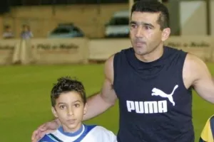 (Φώτο 2005) Ο Πάμπος Πίττας με τον μικρό... Ιωάννη