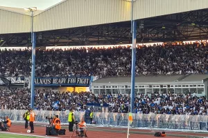 Πραγματικά... δεν πέφτει καρφίτσα!