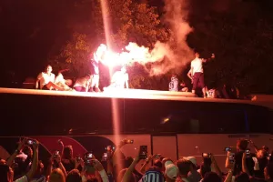 (ΦΩΤΟΣ) Βγήκαν στην οροφή του πούλμαν οι παίκτες! 