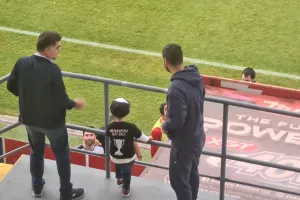 Φόρεσαν... φανέλες για τον τίτλο στο ημίχρονο! (φώτος)