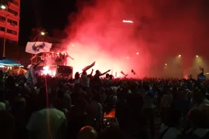 (ΦΩΤΟΣ) Βγήκαν στην οροφή του πούλμαν οι παίκτες! 