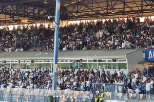 Πραγματικά... δεν πέφτει καρφίτσα!