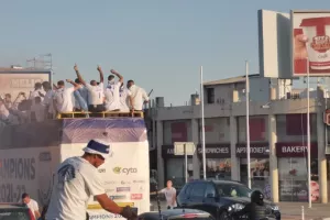 Η εκκίνηση των Champions στο ανοικτό λεωφορείο, ακολούθησαν οι Απολλωνίστες! (βίντεο-φώτος kerkida.net)