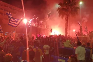 (ΦΩΤΟΣ) Βγήκαν στην οροφή του πούλμαν οι παίκτες! 