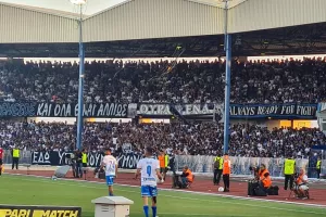 Πραγματικά... δεν πέφτει καρφίτσα!