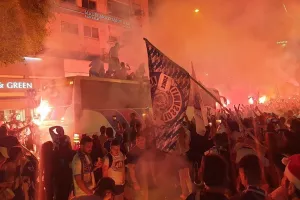(ΦΩΤΟΣ) Βγήκαν στην οροφή του πούλμαν οι παίκτες! 