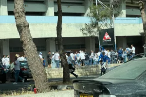 (ΦΩΤΟΣ) Πάρα πολλοί Απολλωνίστες έξω από το Τσίρειο! 