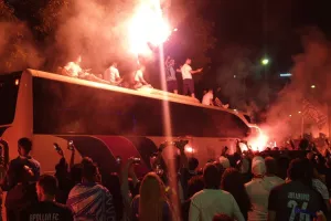 (ΦΩΤΟΣ) Βγήκαν στην οροφή του πούλμαν οι παίκτες! 