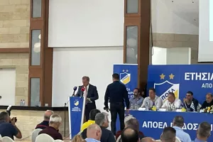Χειροκρότημα στον Πρόδρομο και μήνυμα... ενότητας