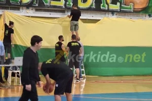 (Φώτος/Kerkida) Από νωρίς στο κλειστό ο Πρόεδρος, τα είπε με τους οργανωμένους 