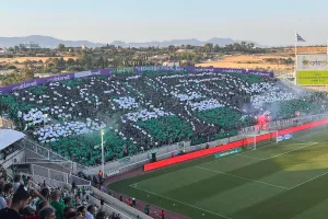 Η "πράσινη" υποδοχή στους ποδοσφαιριστές της Ομόνοιας! (βίντεο/φώτος)