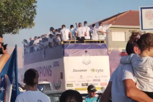 Η εκκίνηση των Champions στο ανοικτό λεωφορείο, ακολούθησαν οι Απολλωνίστες! (βίντεο-φώτος kerkida.net)