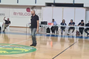 Μέσα κι ο Λευκαρίτης