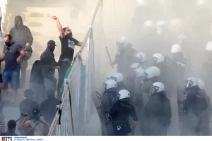 Ένταση στο ΟΑΚΑ: Οπαδοί του Παναθηναϊκού... με την αστυνομία (φώτος/βίντεο)