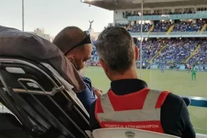Κορυφαία στιγμή: Ο Θανάσης στο γήπεδο για την Ανόρθωση!