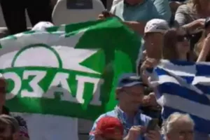 Πήγε να υποστηρίξει τον Τσιτσιπά με σημαία του… ΠΑΣΟΚ!