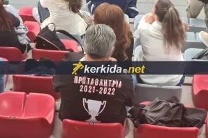 Φόρεσαν... φανέλες για τον τίτλο στο ημίχρονο! (φώτος)