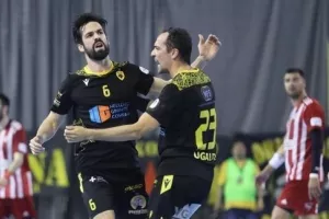 "Ζωντανή" η ΑΕΚ στους τελικούς