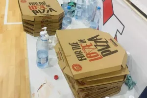Γιόρτασαν με πίτσες στο Παλατάκι οι νικητές της ΑΕΚ