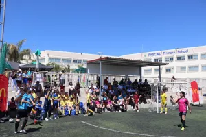 Φιέστα ποδοσφαίρου με... εκατοντάδες κορίτσια! (φώτος)