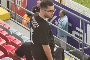 Φόρεσαν... φανέλες για τον τίτλο στο ημίχρονο! (φώτος)