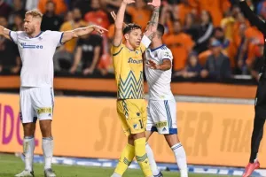 ΑΠΟΕΛ - Ανόρθωση: Όλα ανοιΧτά για το Champions League... (φώτος)