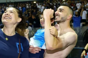 ΠΛΟΥΣΙΟ ΦΩΤΟΡΕΠΟΡΤΑΖ/ΧΑΜΟΣ για τον πρωταθλητή Απόλλωνα! 