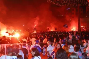 (ΦΩΤΟΣ/ΒΙΝΤΕΟ) "Κάηκε" η Λεμεσός για τους πρωταθλητές! 