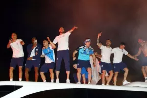 (ΦΩΤΟΣ/ΒΙΝΤΕΟ) "Κάηκε" η Λεμεσός για τους πρωταθλητές! 