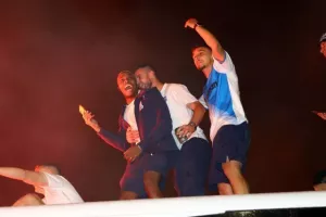 (ΦΩΤΟΣ/ΒΙΝΤΕΟ) "Κάηκε" η Λεμεσός για τους πρωταθλητές! 