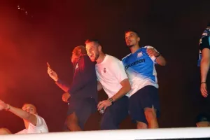 (ΦΩΤΟΣ/ΒΙΝΤΕΟ) "Κάηκε" η Λεμεσός για τους πρωταθλητές! 