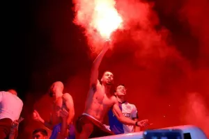(ΦΩΤΟΣ) Βγήκαν στην οροφή του πούλμαν οι παίκτες! 