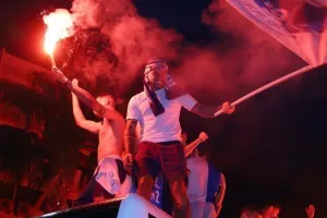 (ΦΩΤΟΣ) Βγήκαν στην οροφή του πούλμαν οι παίκτες! 