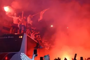 (ΦΩΤΟΣ) Βγήκαν στην οροφή του πούλμαν οι παίκτες! 