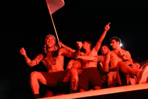 (ΦΩΤΟΣ) Βγήκαν στην οροφή του πούλμαν οι παίκτες! 