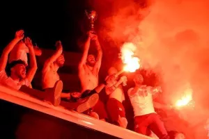 (ΦΩΤΟΣ) Βγήκαν στην οροφή του πούλμαν οι παίκτες! 