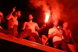 (ΦΩΤΟΣ) Βγήκαν στην οροφή του πούλμαν οι παίκτες! 
