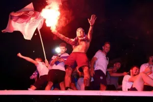(ΦΩΤΟΣ) Βγήκαν στην οροφή του πούλμαν οι παίκτες! 