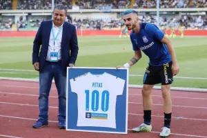 Εν μέσω αποθέωσης βραβεύτηκε ο Πίττας (φώτος) 